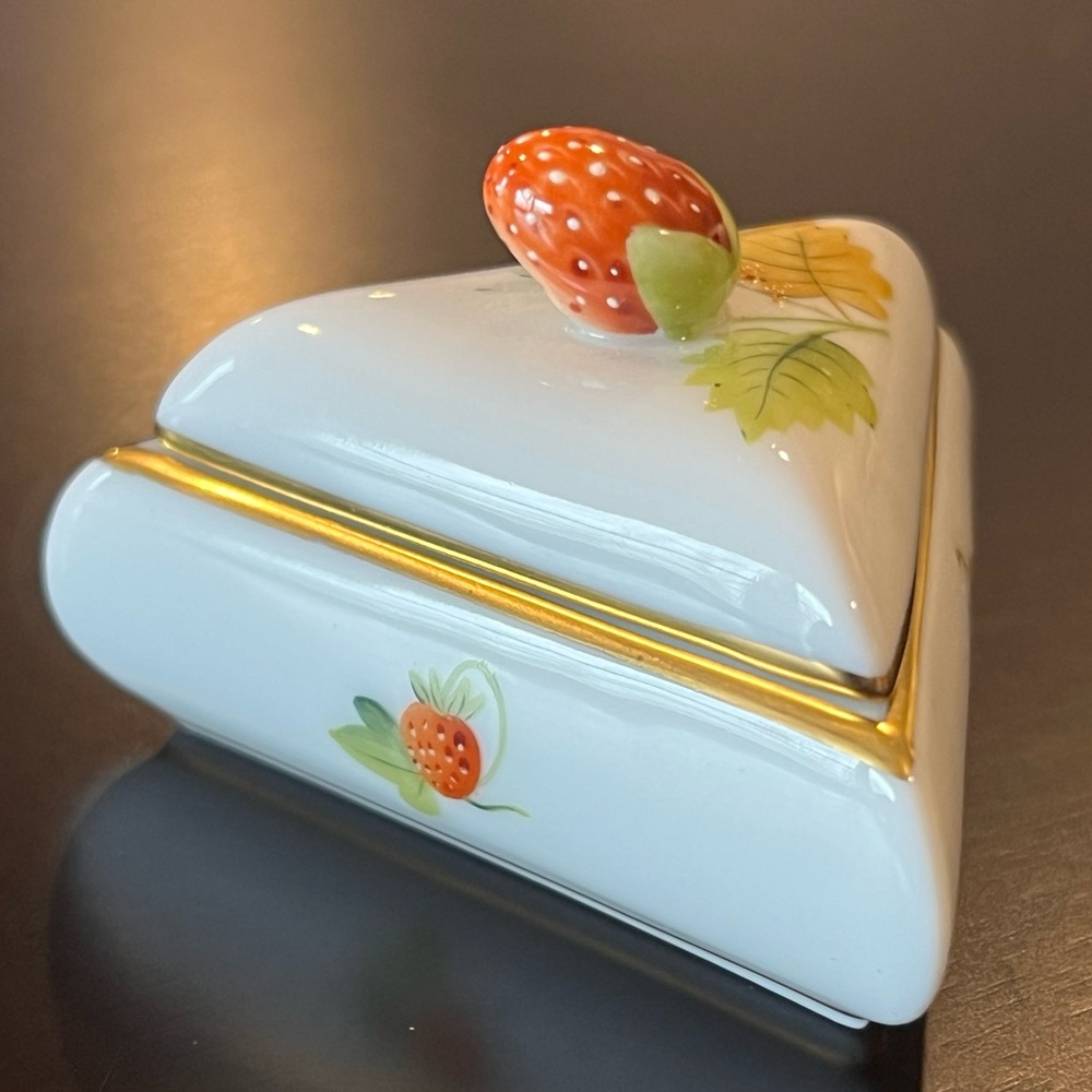 Herend Guild 2001 Orchard Berries Triangle Trinket Box Porcelain Collectible